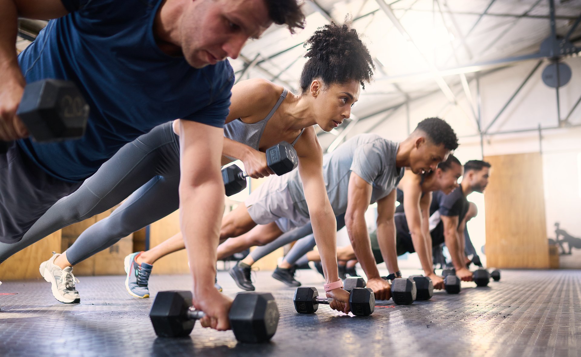 Gezonde sterke mensen samen trainen